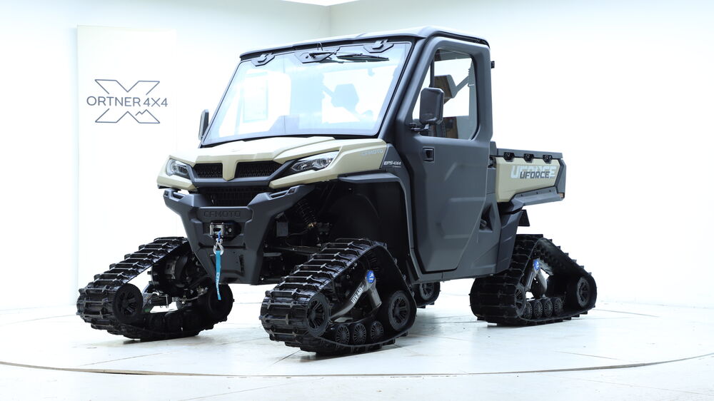 CFMOTO UForce Raupenketten, beheizte Vollkabine, Seitenansicht — Auto Ortner Villach